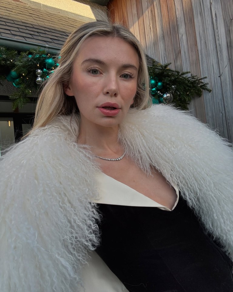 Toff looked stunning in her festive get up