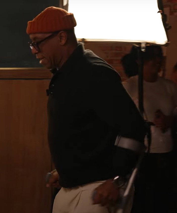 Wright used crutches during an episode of Stick To Football