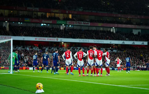 Arsenal line up half their team at the back up post ahead of corners