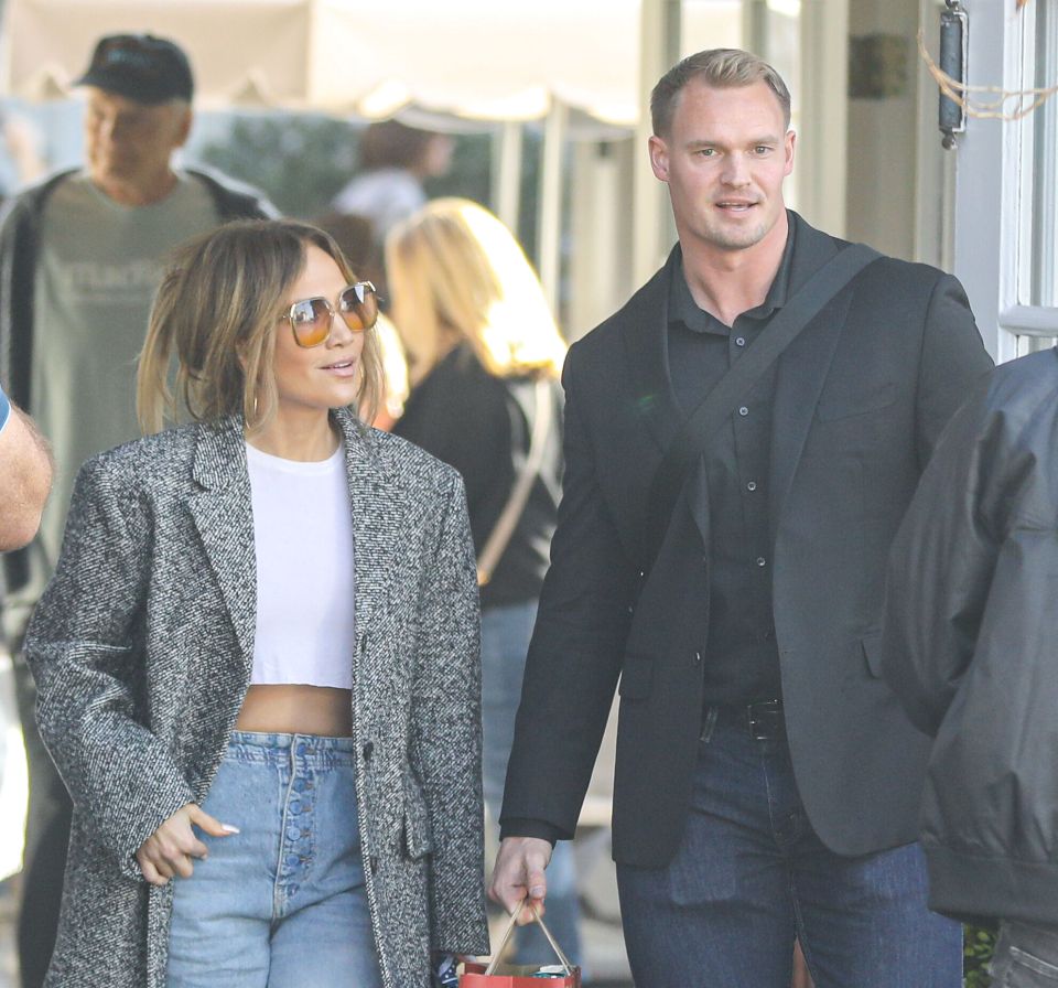 Jennifer Lopez doesn’t seem to minder being looked after this Christmas — as she cosies up to her new bodyguard