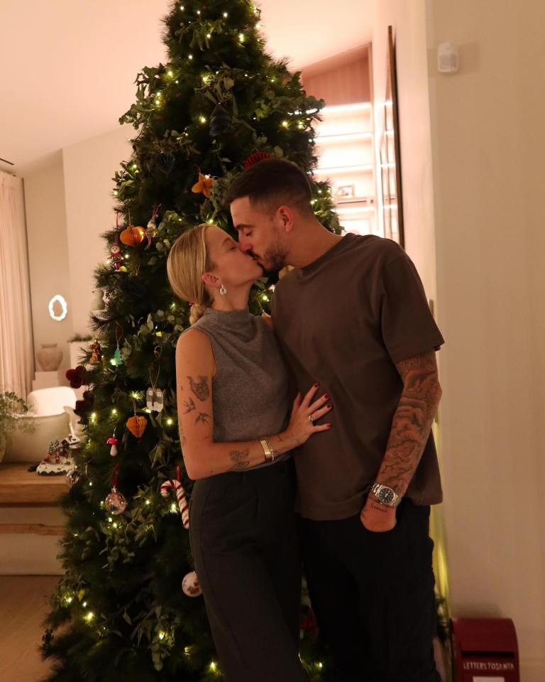 Joselu and Melanie smooched for a separate snap