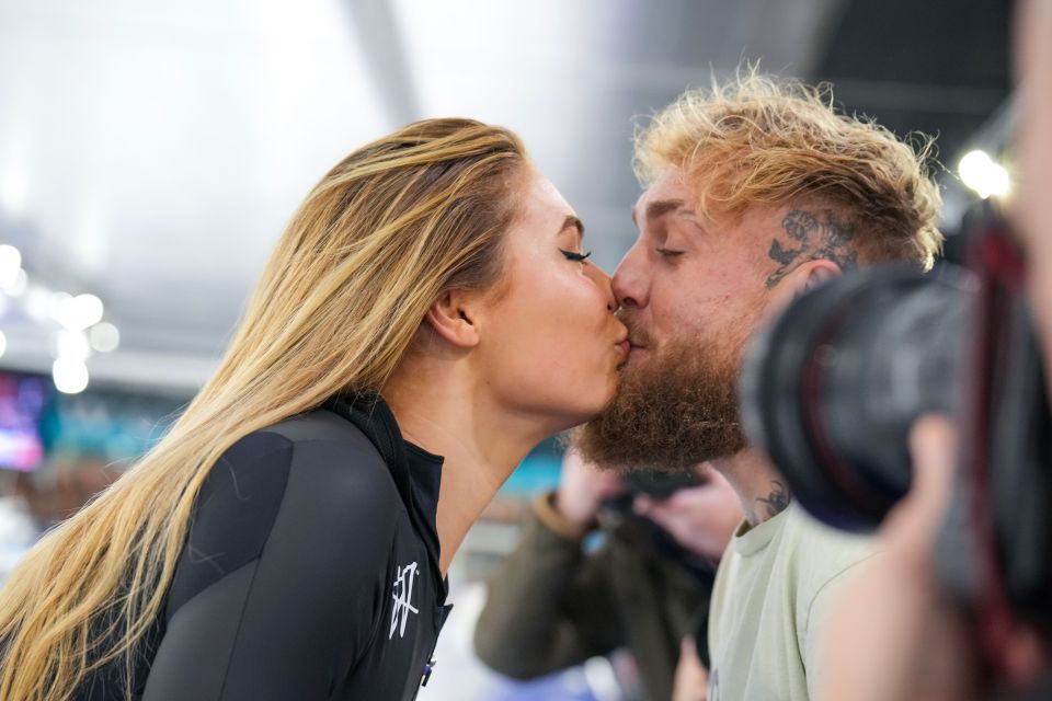 Jake Paul shared a kiss with girlfriend Jutta Leerdam after her victory