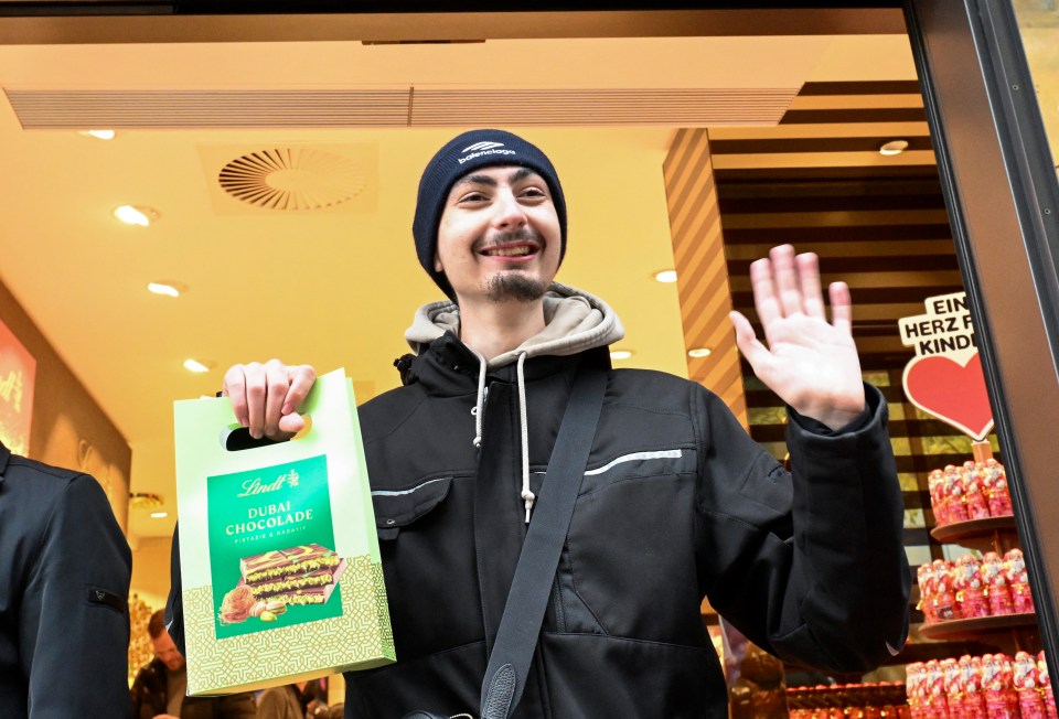 Leon Faehnle was the first customer after a ten-hour wait who could buy one of 100 Dubai Chocolate bars in a branch of chocolate producer Lindt in Stuttgart