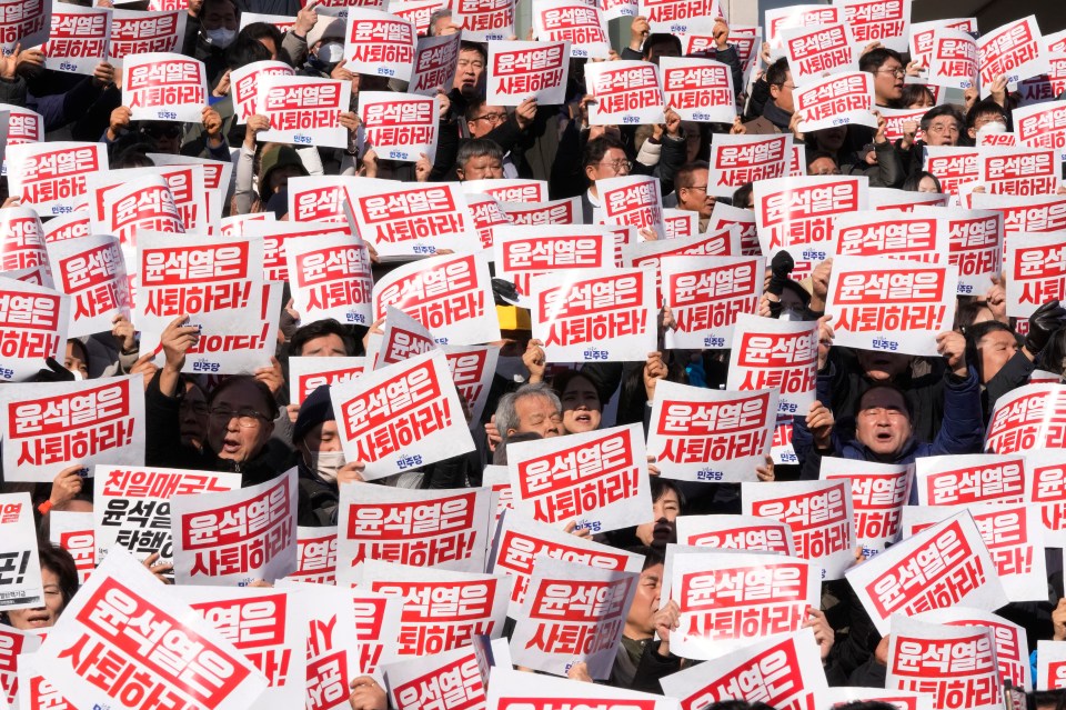 South Korean Democratic Party members rally, demanding President Yoon Suk Yeol's resignation.