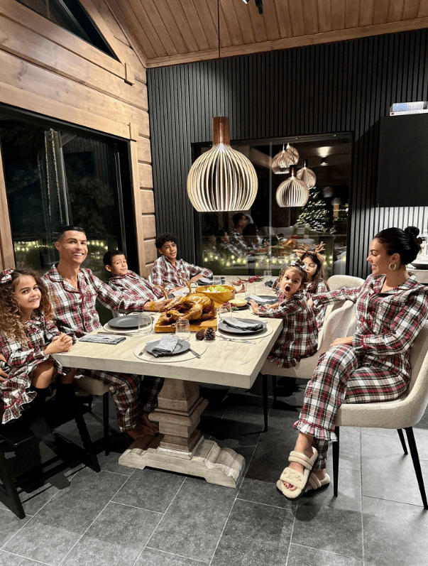 Cristiano Ronaldo and his family at a dinner table.