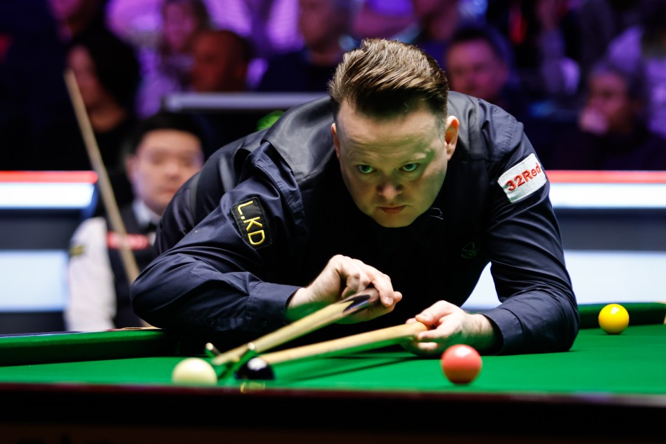 Shaun Murphy of England playing snooker.