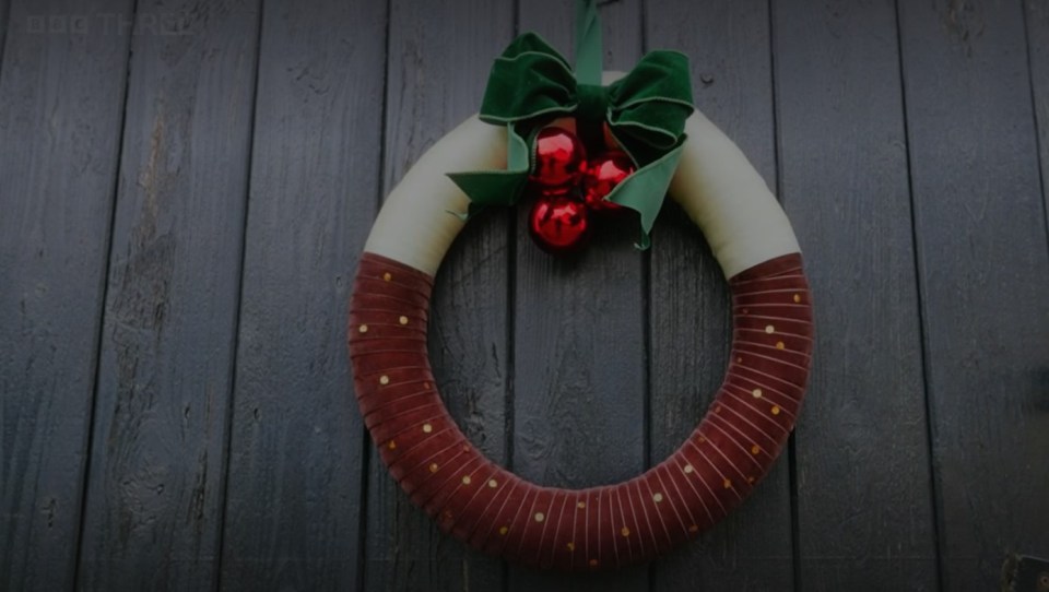 Stacey Solomon demonstrated how to make a Christmas pudding-themed wreath for your door