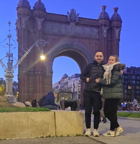 Charlie Bullock and now-fiancee Hannah McNaghten posed next to the Barcelona monument