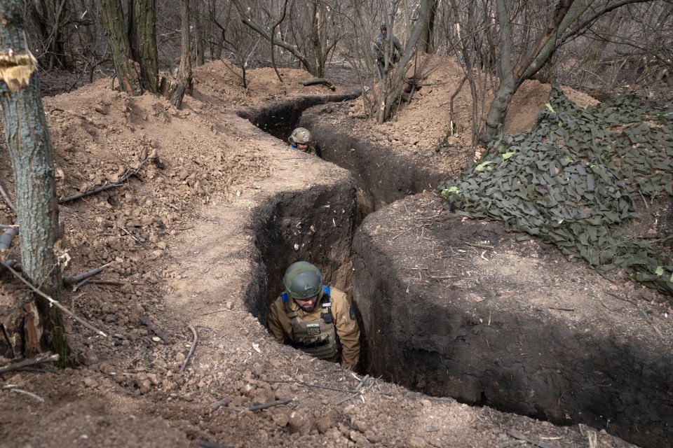 Ukrainian soldiers take up position in a trench