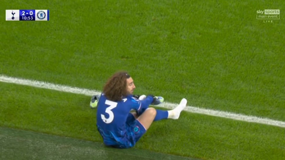 Cucurella decided to change his boots at the Chelsea bench