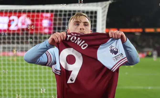 Bowen held Michail Antonio's shirt aloft after his goal