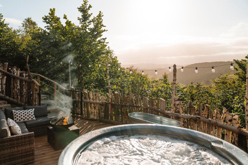 The outdoor hot tub and sauna are joined by a cold plunge pool too