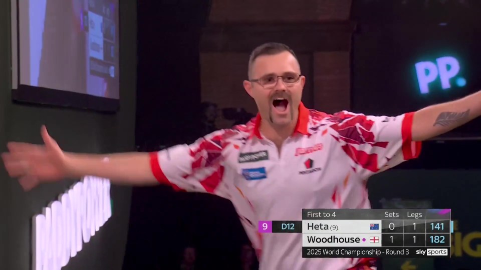 Damon Heta celebrates his nine-darter