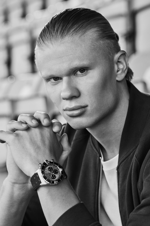 Black and white photo of Erling Haaland wearing a Breitling watch.