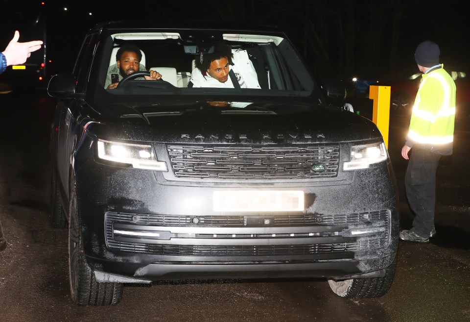 Manchester United players arriving at Manchester Airport in a Range Rover.