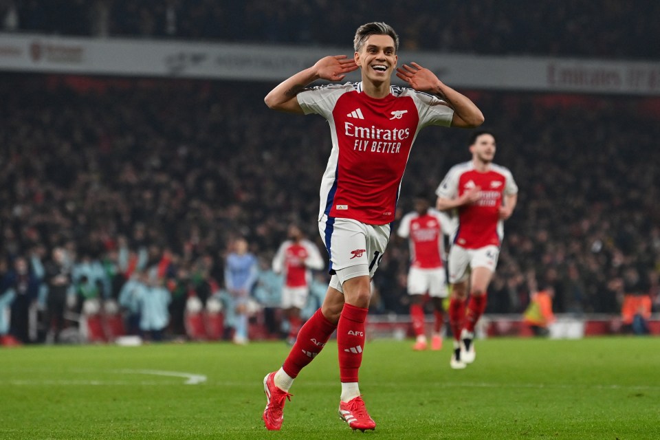 Leandro Trossard celebrates scoring a goal.