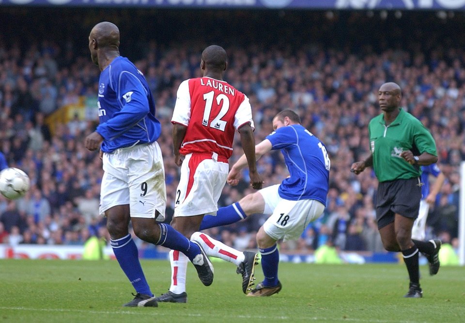 Wayne Rooney scoring Everton's second goal against Arsenal.