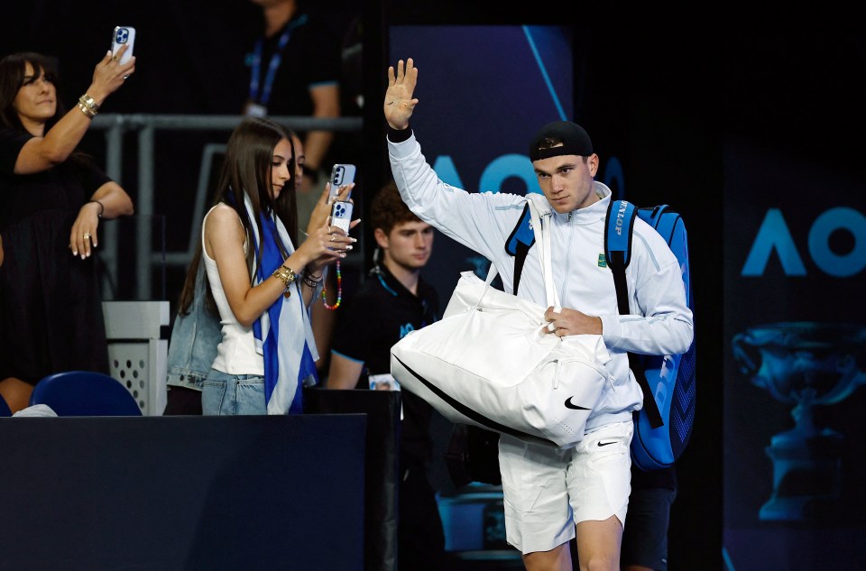 Jack Draper arriving at a tennis match, waving to fans.