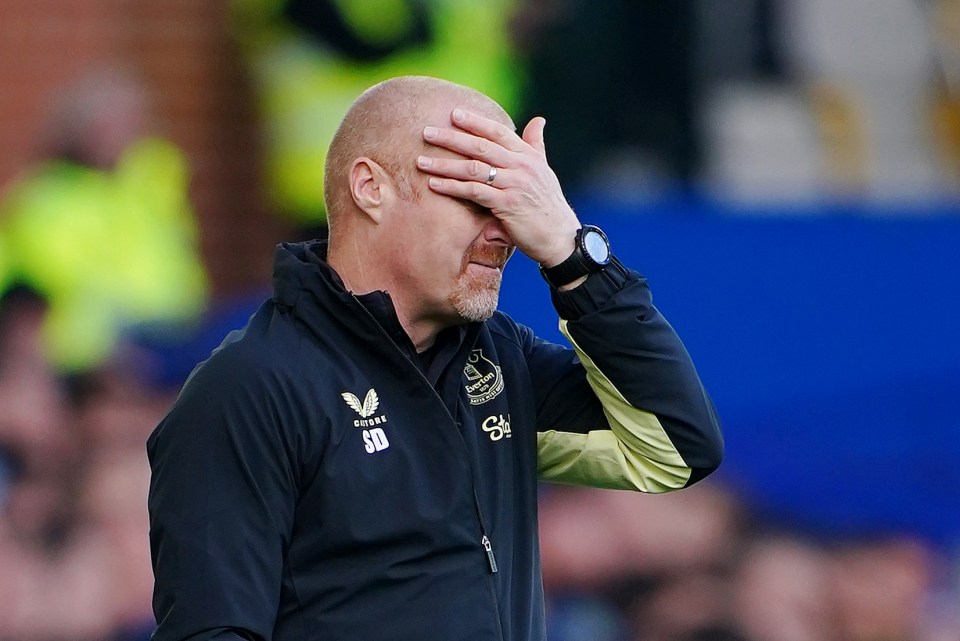 Sean Dyche, Everton manager, looking distressed.