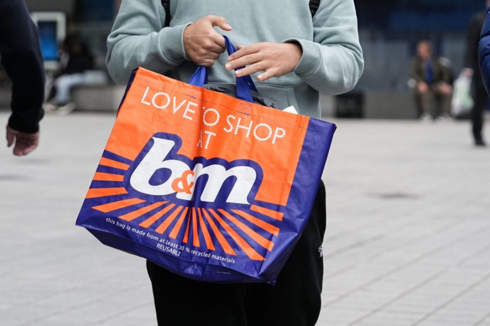 2RXJWHF Close up of a person holding a shopping bag in the city centre