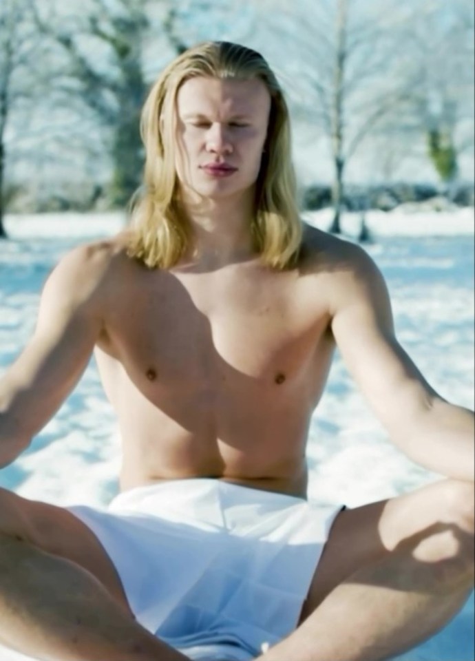 ERLING HAALAND - MANCHESTER CITY FOOTBALLER - ICE & SNOW YOGA :  //www.instagram.com/p/DE65LVZRfLU/?hl=en