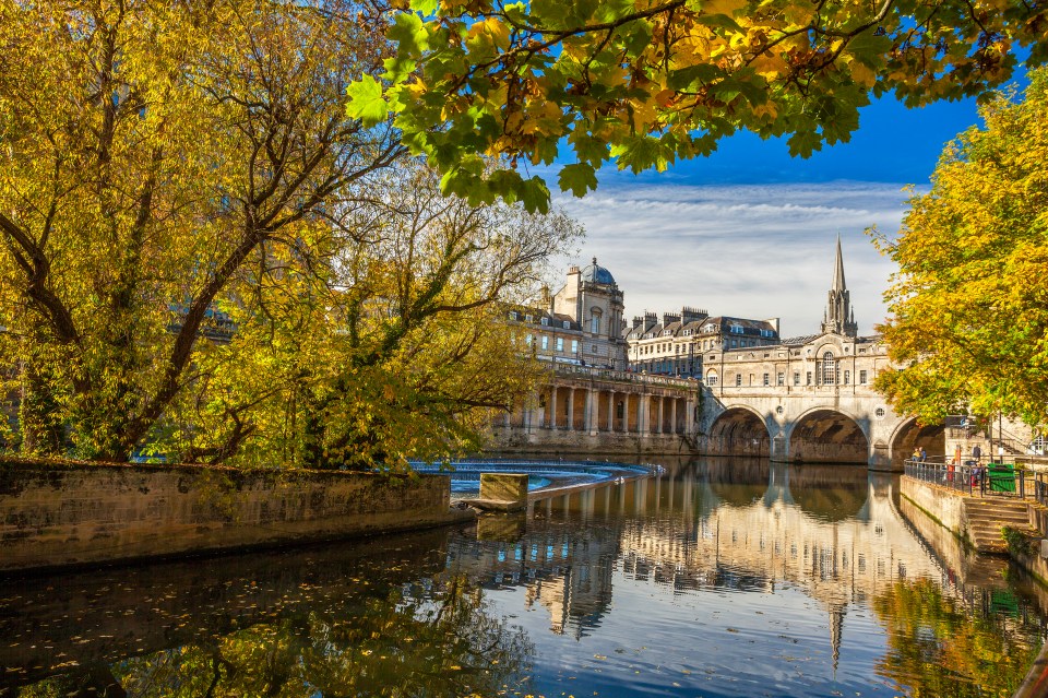 Pulteney Bridge and Bath Weir in autumn.