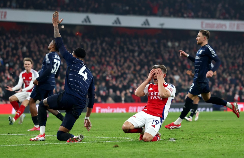 LONDON, ENGLAND - JANUARY 18: Leandro Trossard of Arsenal reacts after a missed chance during the Premier League match between Arsenal FC and Aston Villa FC at Emirates Stadium on January 18, 2025 in London, England. (Photo by Alex Pantling/Getty Images)