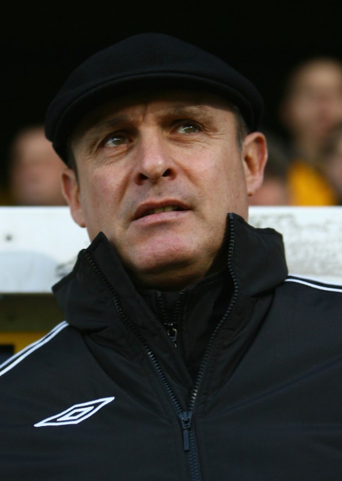 CAMBRIDGE, UNITED KINGDOM - DECEMBER 01: Manager Jimmy Quinn of Cambridge United looks on during the FA Cup sponsored by E.on 2nd round match between Cambridge United and Weymouth at The Abbey Stadium on December 1, 2007 in Cambridge, England. (Photo by Paul Gilham/Getty Images)