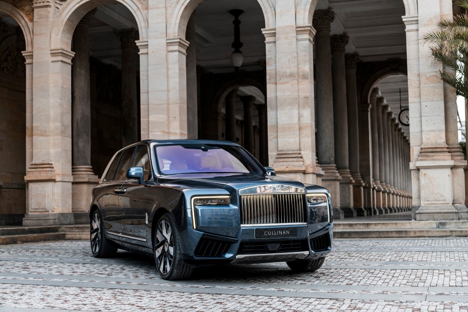 Rolls-Royce Cullinan parked in front of a colonnade.