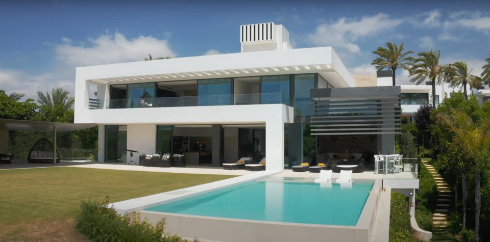 Modern white house with a swimming pool.