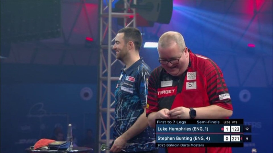 Luke Humphries and Stephen Bunting at the 2025 Bahrain Darts Masters semi-finals.