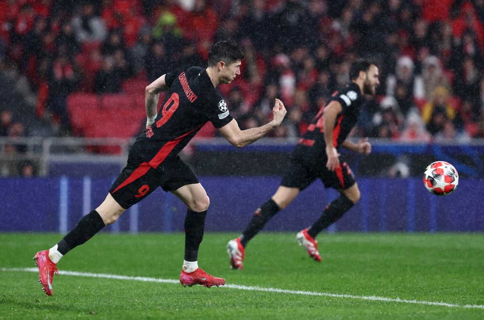 Soccer Football - Champions League - Benfica v FC Barcelona - Estadio da Luz, Lisbon, Portugal - January 21, 2025 FC Barcelona's Robert Lewandowski celebrates scoring their third goal REUTERS/Rodrigo Antunes