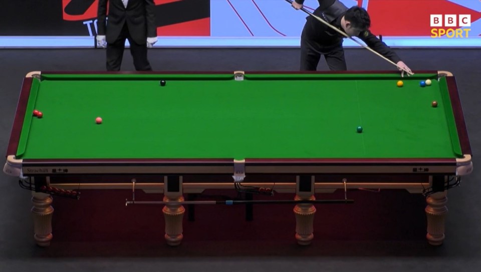 snooker star Si Jiahui stuns Ally Pally crowd with inch-perfect escape shot at the Masters