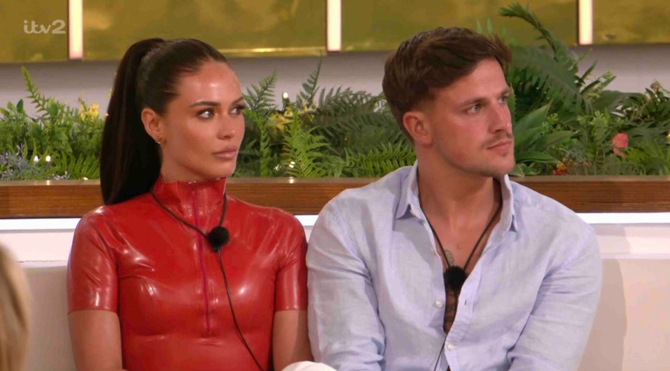 Ekin-Su and Curtis Pritchard on Love Island.