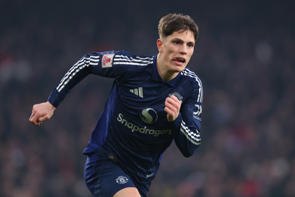 Alejandro Garnacho of Manchester United running on the pitch.