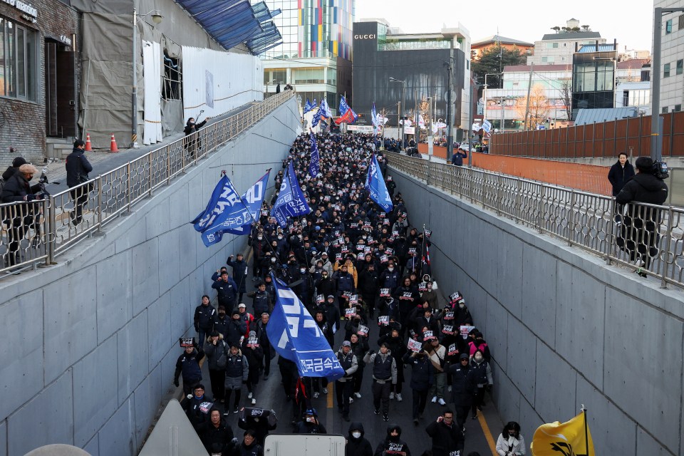 Anti-Yoon protesters march towards his official residence