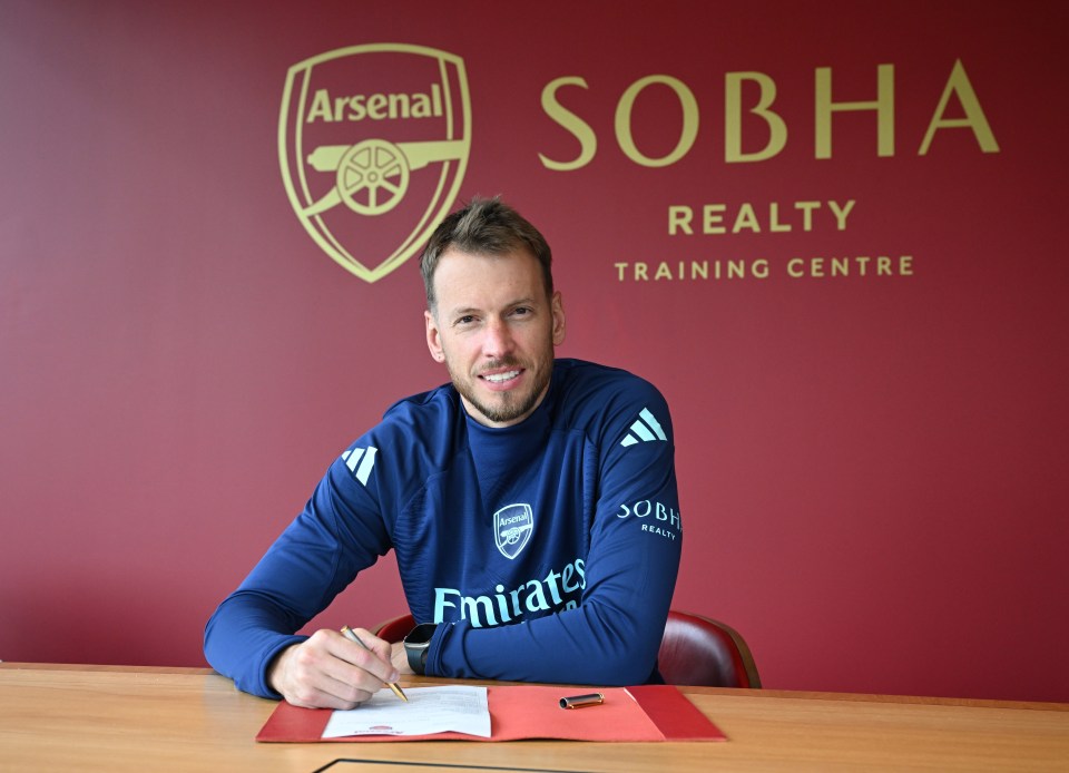 Arsenal player Neto signing a contract.