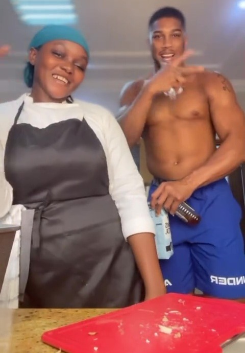 'Celebrity chef' Sadiya was seen posing with AJ in the background while cooking for the boxing star. 35