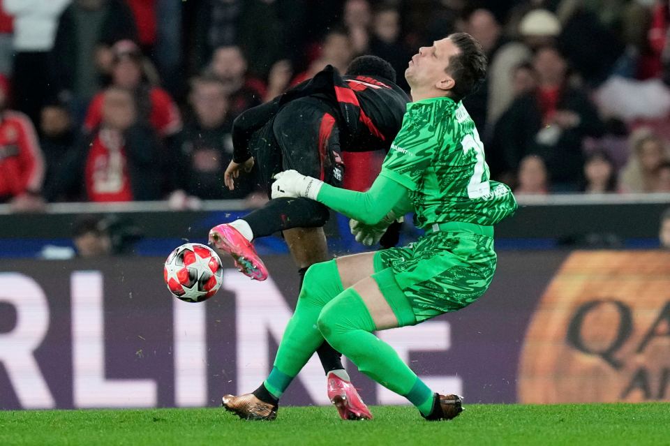 Barcelona's Alejandro Balde colliding with goalkeeper Wojciech Szczęsny during a soccer match.