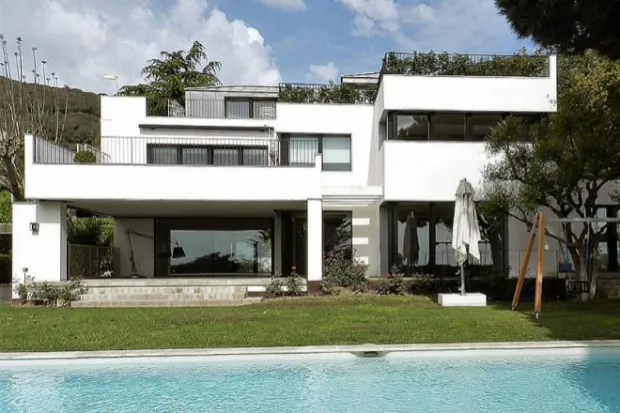 Modern white house with a swimming pool.