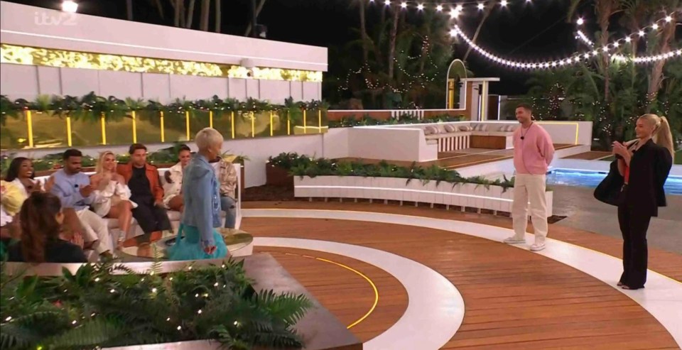 Love Island All Stars: Ron and Grace steal couples.