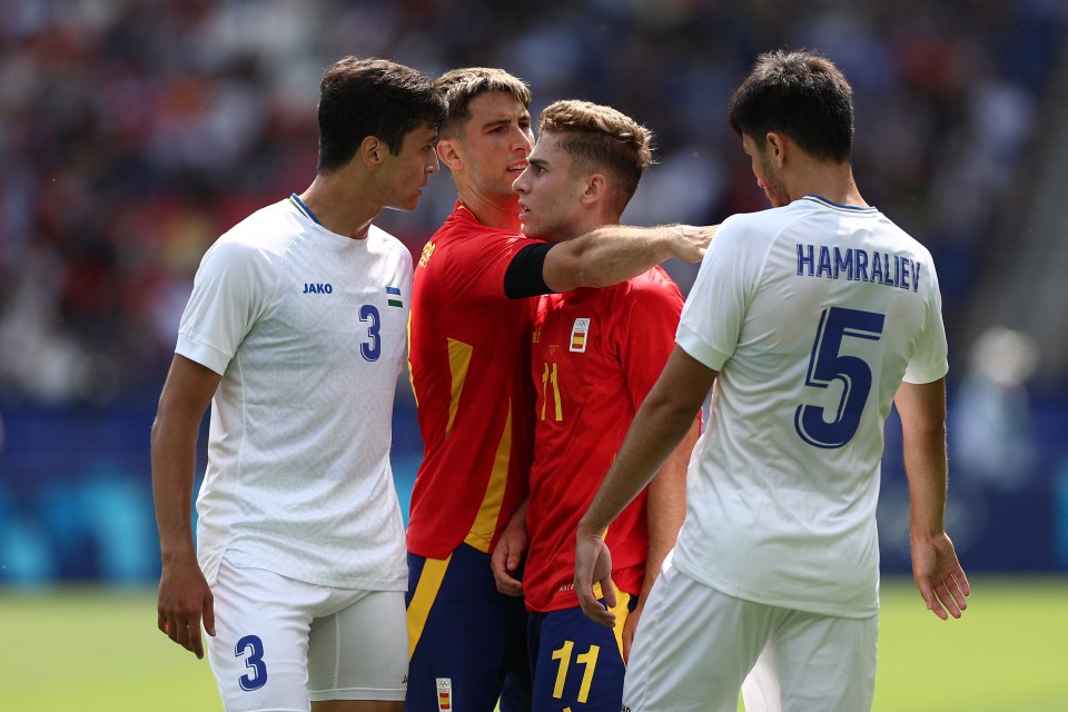 Uzbekistan and Spain soccer players during a match.