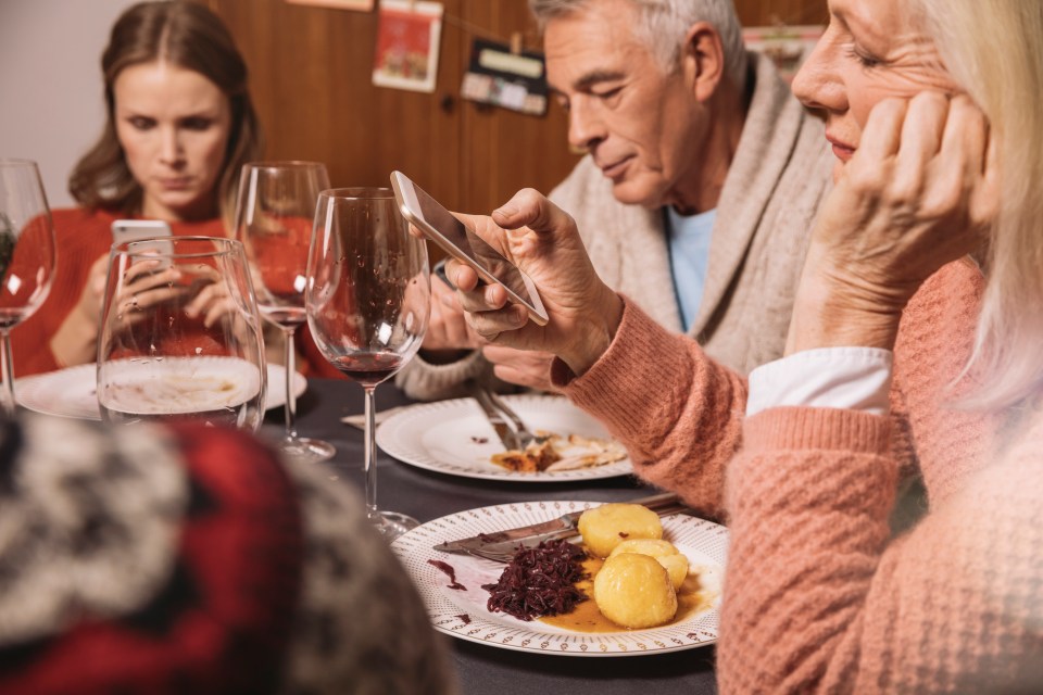 Eating dinner around 6pm, especially at 6:14pm, boosts overnight fat burning by 10%