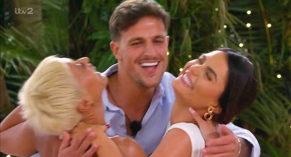 Luca Bishop kissing Kaz Crossley and India Reynolds on Love Island.