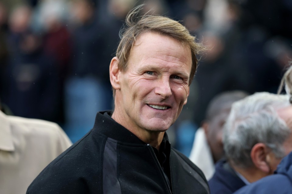 Teddy Sheringham reckons Isak would be 'perfect' for Manchester United