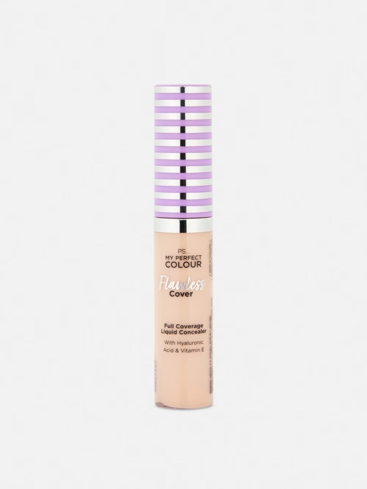 Full coverage liquid concealer with hyaluronic acid and vitamin E.