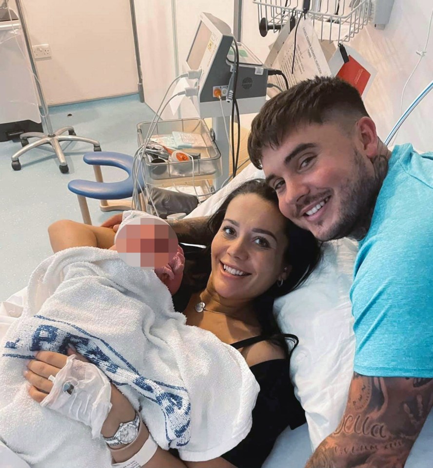 Ryan Wellings and Kiena Dawes with their newborn baby in a hospital room.