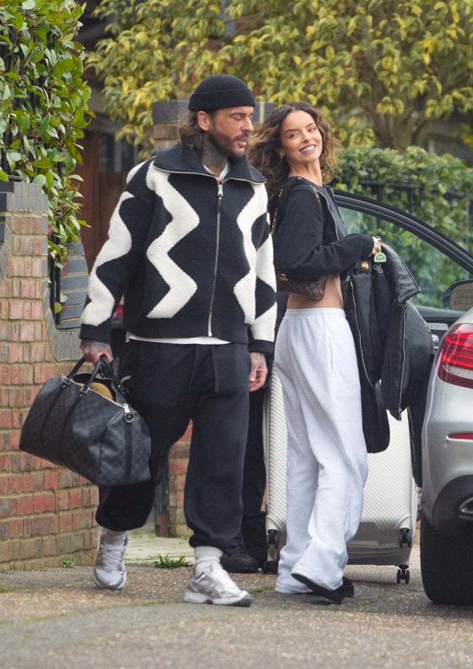 Maura Higgins and Pete Wicks loading suitcases into a taxi.