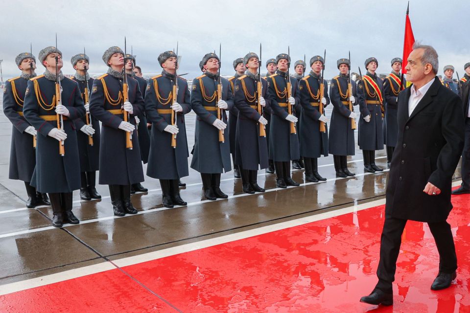 Iranian President Masoud Pezeshkian arriving in Moscow, greeted by honor guard.