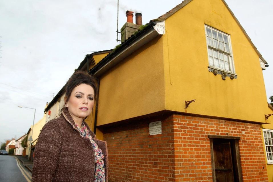 A HOMEOWNER is selling her house because she says she is being traumatised by<br />
the ghost of a SATANIC GOAT.</p>
<p>Vanessa Mitchell, 43, from St Osyth, Essex, moved into the cottage, known as<br />
the Cage, back in 2004  without realising it is claimed to be one of the<br />
most haunted houses in Britain.</p>
<p>//mcb777.fun/archives/news/267154/woman-forced-to-sell-her-house-after-being-terrorised-by-the-ghost-of-a-satanic-goat/